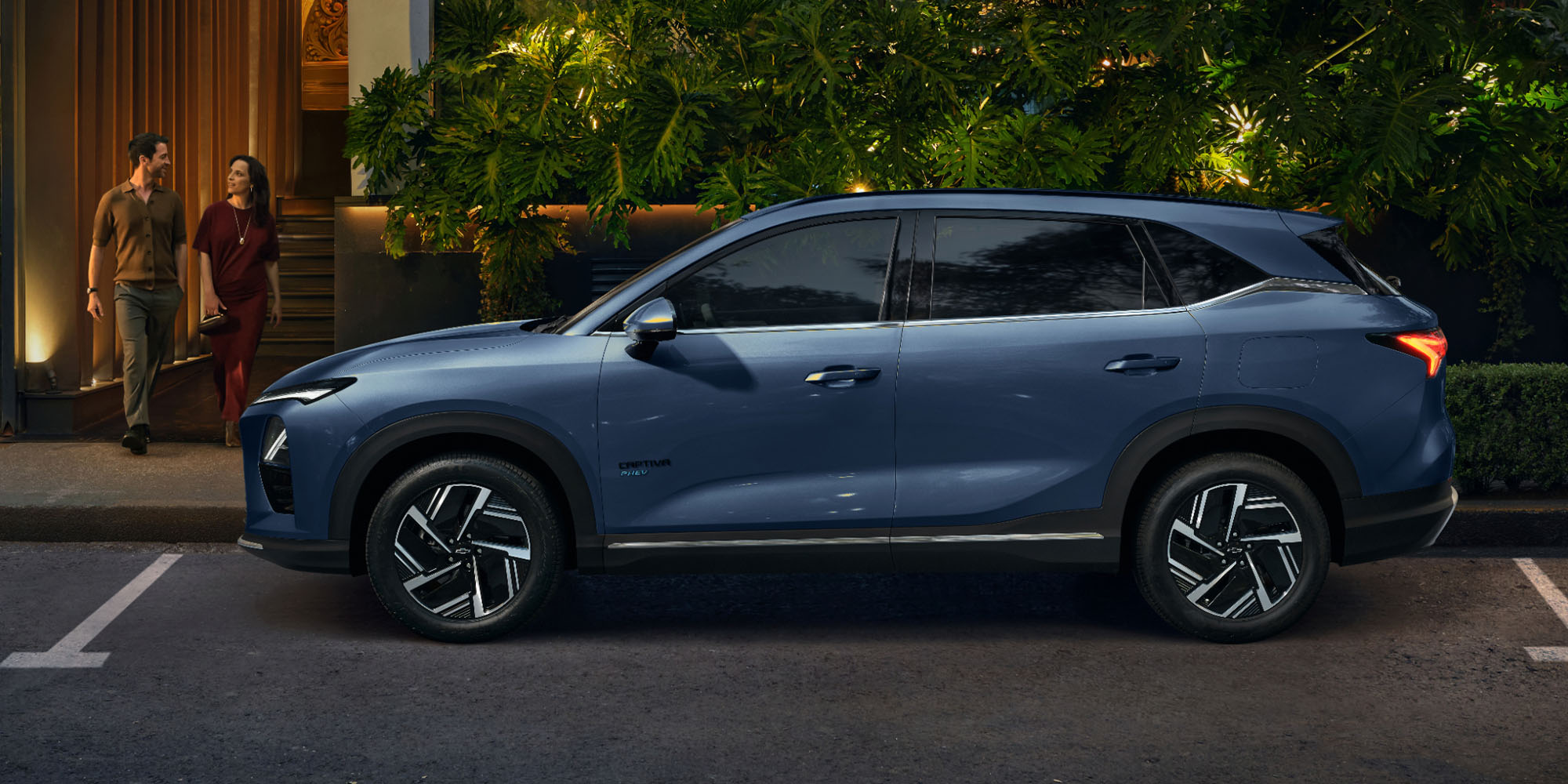 Chevrolet Captiva PHEV vista lateral exterior de noche