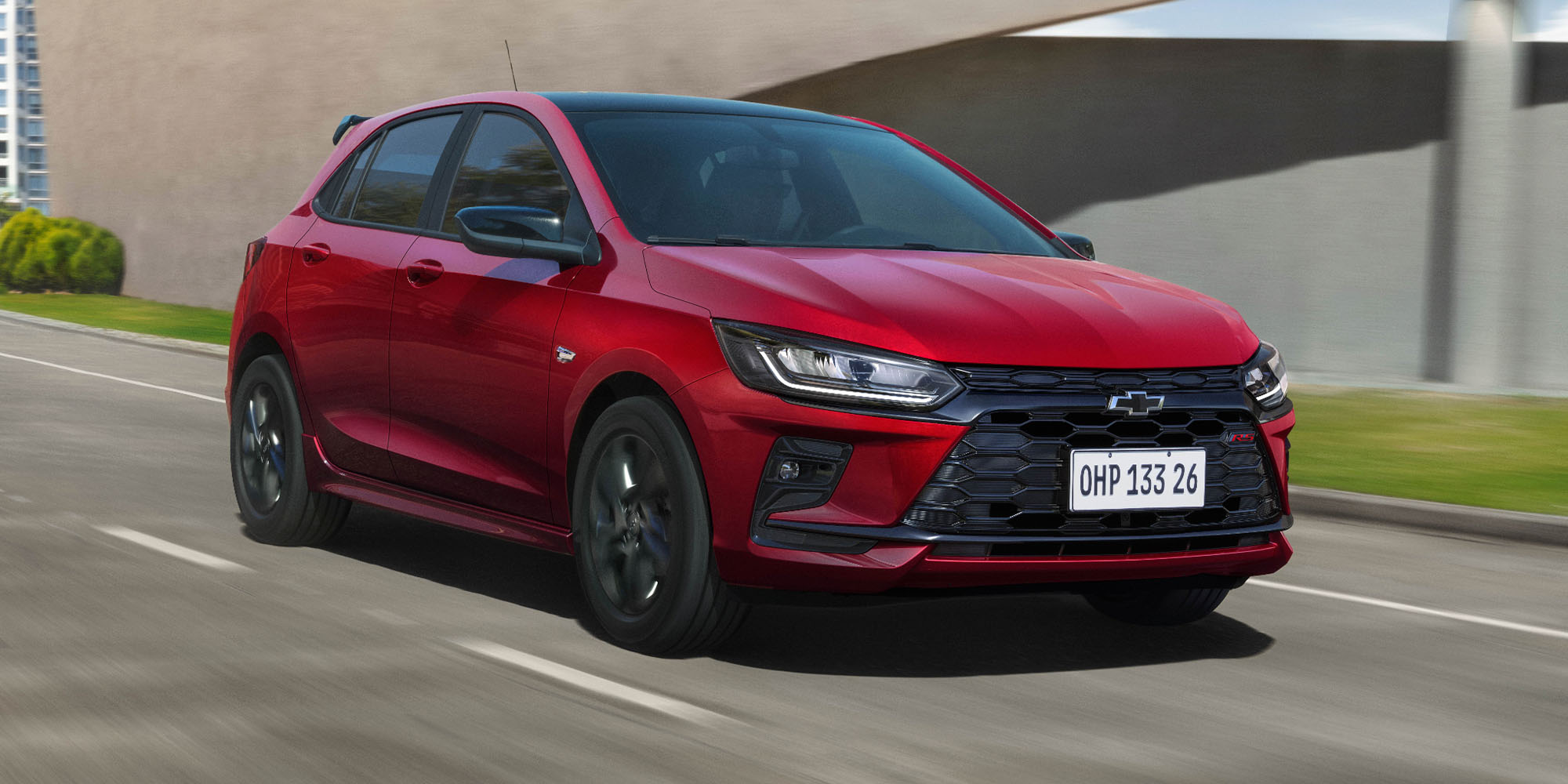 Chevrolet Onix Turbo rojo circulando en ciudad