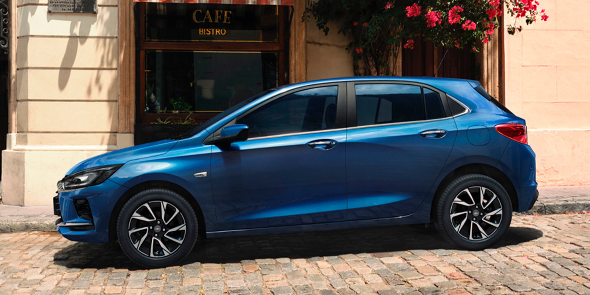 Vista lateral del Chevrolet Onix LT Turbo MT en color azul